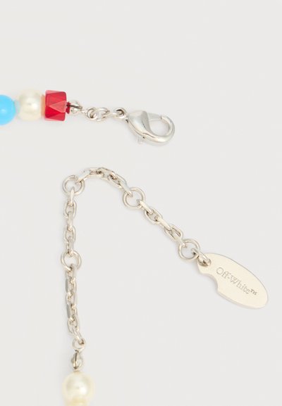 Ασημένιο κούμπωμα καβουριού και αλυσίδα με πλακέτα Off-White χαραγμένη, συνδεδεμένα με κοσμήματα με χάντρες κόκκινες, μπλε και μαργαριταρένιες.