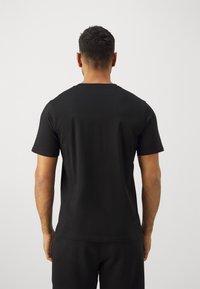 Venum UFC AUTHENTIC FIGHT NIGHT 4.0 REPLICA MENS - Camiseta estampada - black/gold