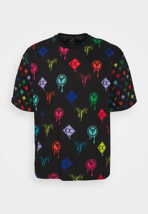 Sort T-shirt med farverige dryppende logoer, inklusive "CC" diamanter og cirkulære og kantede former i rød, grøn, blå, pink, lilla og gul.