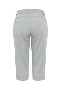 Shorts di denim grigio chiaro con un taglio dritto, due tasche posteriori e orlo arrotolato. Presenta una cintura cucita e un'etichetta con logo sul retro.