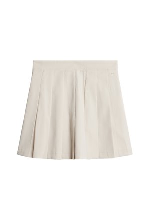 Ljust beige plisserad kjol med platt midjeband, tillverkad av en slät tyg. Nederkant är rak utan synliga mönster eller utsmyckningar.