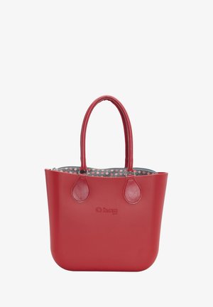 Bolsa tote roja de material de goma con textura suave, diseñada con dos asas curvadas y un interior gris con un patrón de pequeños puntos.