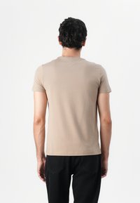 Tommy Hilfiger STRETCH SLIM FIT TEE - Basic T-shirt - coastal taupe