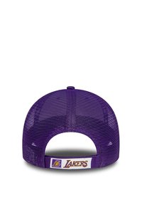 Cappellino da baseball viola in rete con forma rotonda. Presenta una chiusura snapback e un patch del logo dei Lakers sul retro.