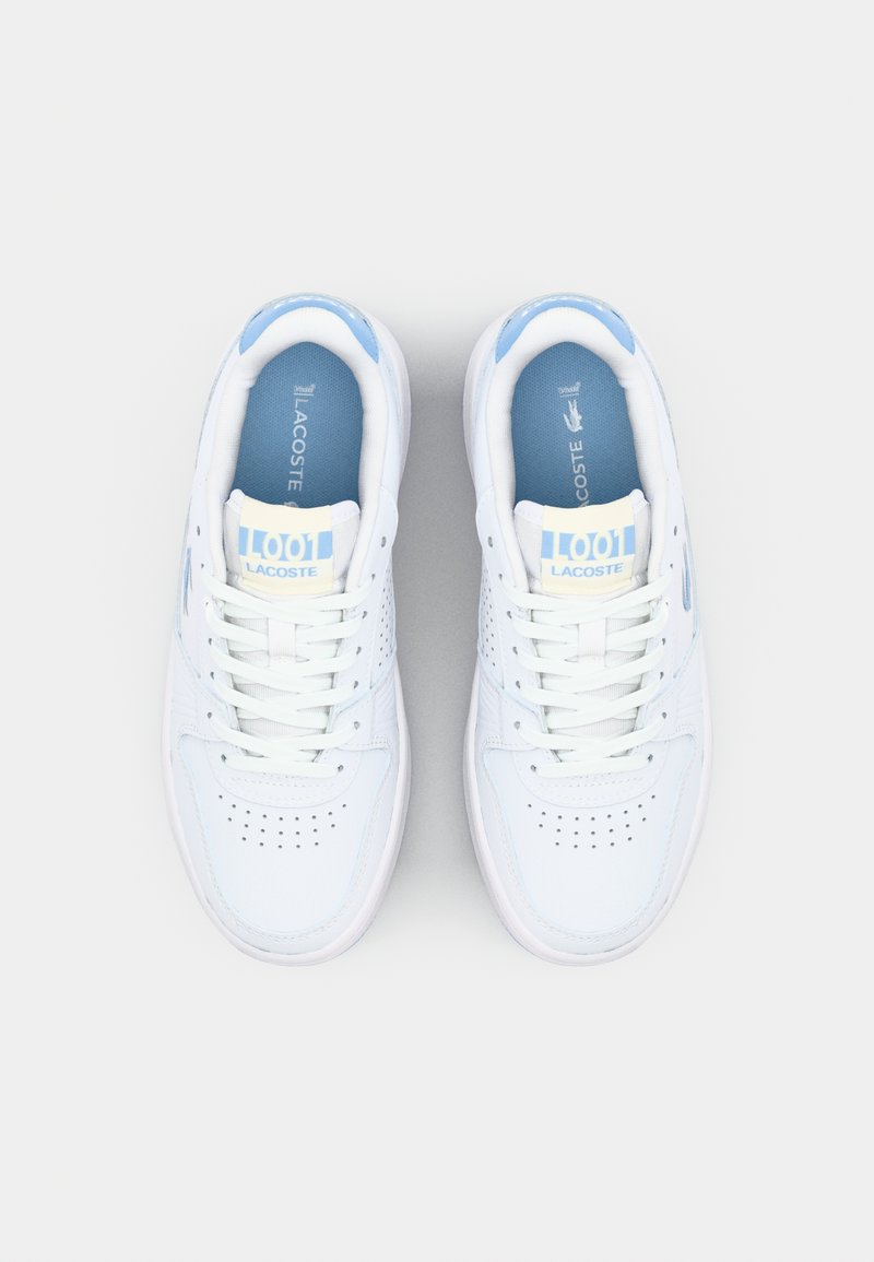 Witte leren sneakers met blauwe accenten, met geperforeerde details, ronde neus en vetersluiting. "LACOSTE" logo op de tong.