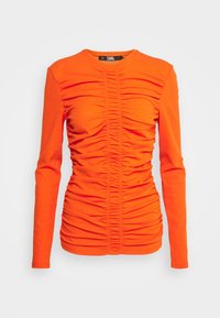 Långärmad orange topp i stretchigt tyg med vertikal rynkning fram och på sidorna för en figurnära silhuett.