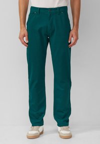 Teal katoenen chinos met een rechte pijpdesign, voorzien van zakdetails en een knoopsluiting, gecombineerd met beige sneakers.