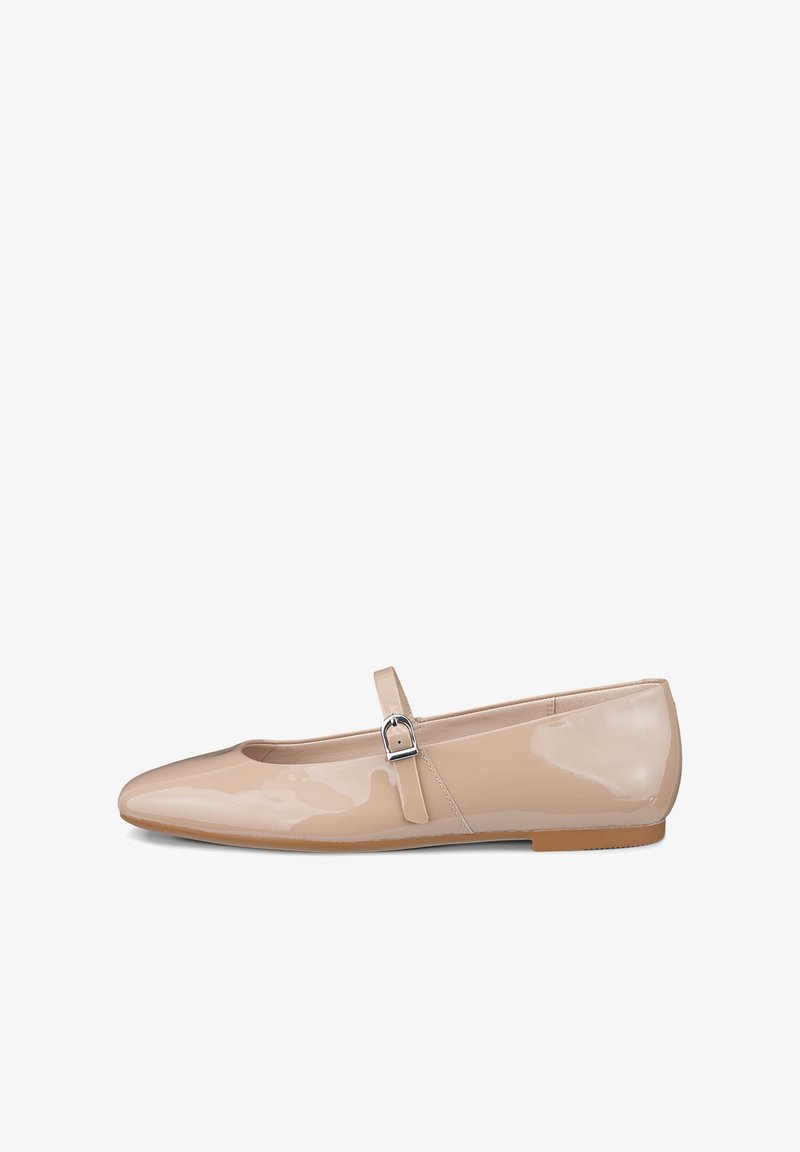 Chaussure ballerine plate beige vernie avec un bout arrondi et une fine bride réglable ornée d'une boucle argentée sur fond blanc.