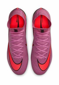 Un paio di scarpini da calcio Nike Mercurial viola e rossi con lacci, visti dall'alto su uno sfondo bianco.