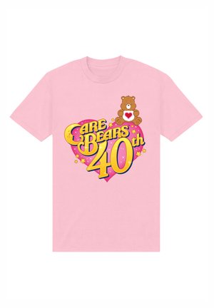 Lyserød bomulds t-shirt med teksten "Care Bears 40th" i gule og lilla bogstaver, samt et bjørne-grafik og stjerner på en hjertebaggrund.