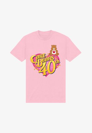 Różowa bawełniana koszulka z napisem "Care Bears 40th" w żółtych i fioletowych literach, z grafiką misia i gwiazdkami na tle serca.