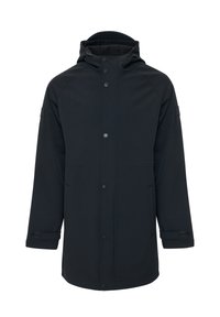 Chaqueta negra impermeable con capucha, cierre de botones a presión, bolsillos laterales y puños ajustables. Textura suave y diseño de corte relajado.