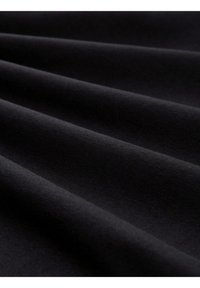 Tessuto nero con una superficie liscia, caratterizzato da molteplici pieghe. Il materiale appare morbido e presenta un colore uniforme in tutto.