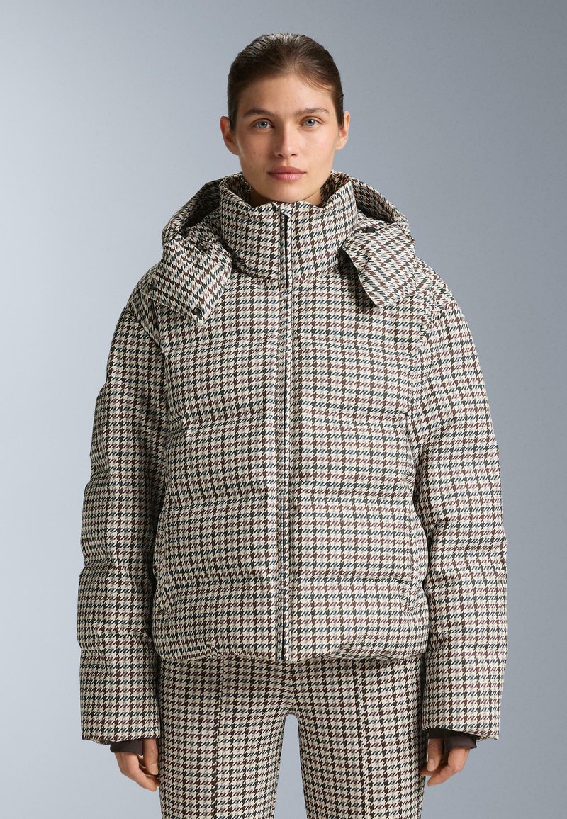 Pikowany puchowy płaszcz w brązowo-kremowy wzór w karo, z wysokim kołnierzem, zapięciem na zamek i oversized, wypchanymi rękawami.