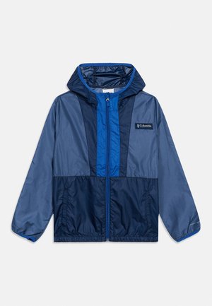 Chaqueta cortavientos Columbia con capucha y cremallera, en azul claro y oscuro, con puños elásticos y logotipo de la marca en el pecho.