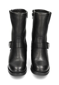 Bottines noires en cuir avec une finition texturée, présentant une large sangle et un accent de boucle en métal. Fermeture éclair sur le côté pour un enfilage facile.