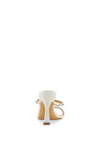 Witte hoge hak sandaal met een gladde afwerking, voorzien van een dunne enkelriem met strasaccenten en een gecontoureerde hak.