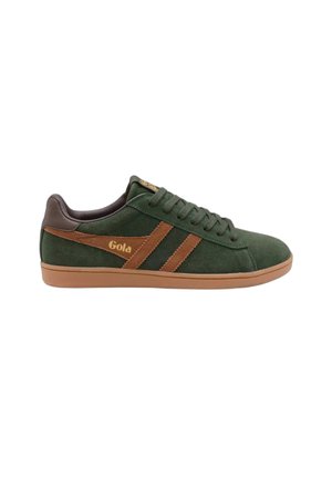 Groene suède sneaker met bruine leren strepen, bruine zool en "Gola" logo aan de zijkant, gezien vanaf de buitenkant.