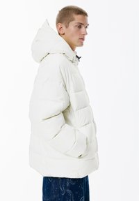 PULL&BEAR Zimní bunda - white