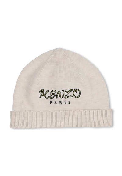 Beżowa dzianinowa czapka z wywiniętym mankietem, haftowany napis "KENZO" w wzór węża oraz napis "PARIS" czarnymi literami poniżej.