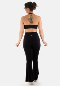YantraConnection KISIMA EVASÉ - Pantaloni - black