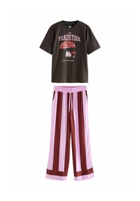 Mørkebrun bomulds T-shirt med rød svampeprint og hvid tekst; pink og burgunder stribede brede bukser med elastisk talje.