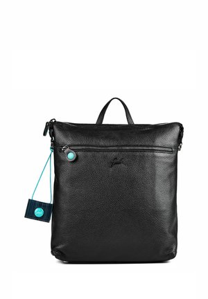 Zaino in pelle nera con tasca frontale con zip, manico superiore e cursore circolare blu con etichetta blu attaccata sul lato sinistro.