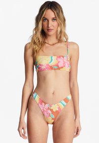 Set bikini floreale multicolore composto da un top bandeau con spalline sottili e un fondo a vita alta, realizzato in materiale liscio ed elastico.