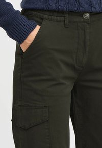 Zwarte cargobroek met een slim fit, elastische tailleband, knoopsluiting en een zijzak met klep. Glad katoenen stof.