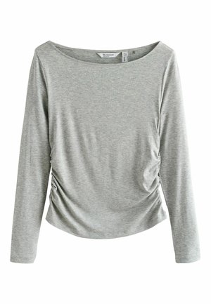Szürke, hosszú ujjú felső puha anyagból, laza nyakkivágással és az oldalon gyűrt részlettel, amely textúrát és formát ad.