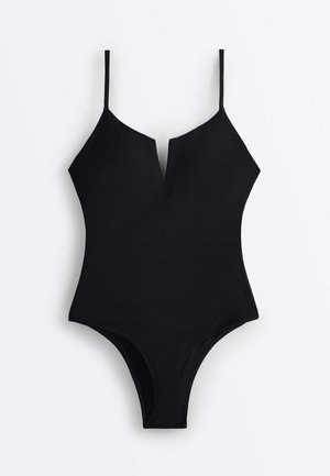 Costum de baie negru întreg, cu bretele subțiri pe umeri și o decupare în formă de V în zona decolteului frontal, prezentat pe un fundal alb.