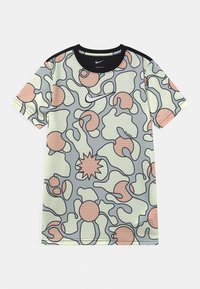 Kortärmad Nike Dri-FIT-tröja med grå, ljusgrön och korallfärgad abstrakt prickmönster och svart krage.