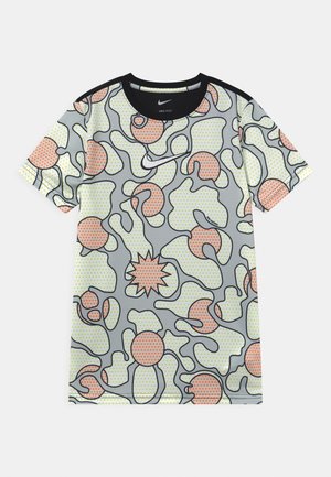 Krátký rukáv Nike Dri-FIT tričko se šedým, světle zeleným a korálovým abstraktním skvrnitým vzorem a černým límečkem.