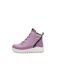 Basket haute en cuir violet clair avec une finition texturée. Semelle en caoutchouc blanc, accents noirs, et six œillets pour les lacets.