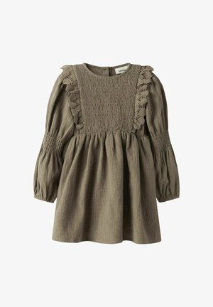 Olīvu zaļš kleita ar garām pūtīšu piedurknēm, teksturētu audumu, smockotu priekšējo daļu un ruffles mežģīņu akcentiem uz pleciem.