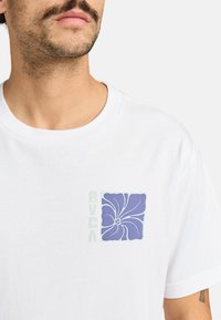 RVCA Printtipaita - wht