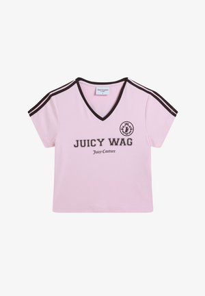 Hellrosa kurz geschnittenes T-Shirt mit V-Ausschnitt, schwarzem Besatz, schwarzen Streifen an den Ärmeln und dem Schriftzug "JUICY WAG Juicy Couture" mit Wappenlogo auf der Vorderseite.