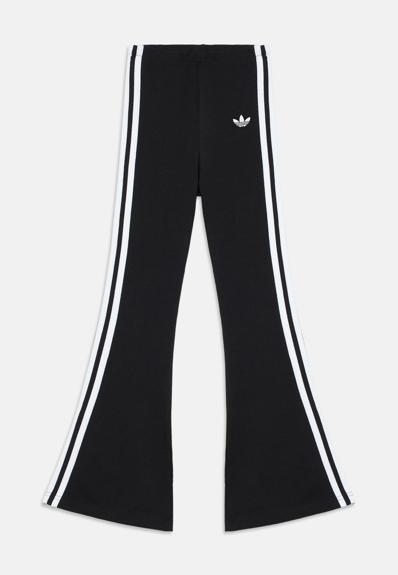 Juodos medvilninės platėjančios kelnės su baltomis šoninėmis juostomis. Kairėje pusėje yra mažas baltas logotipas. Elastinė juosmens juosta užtikrina patogumą.