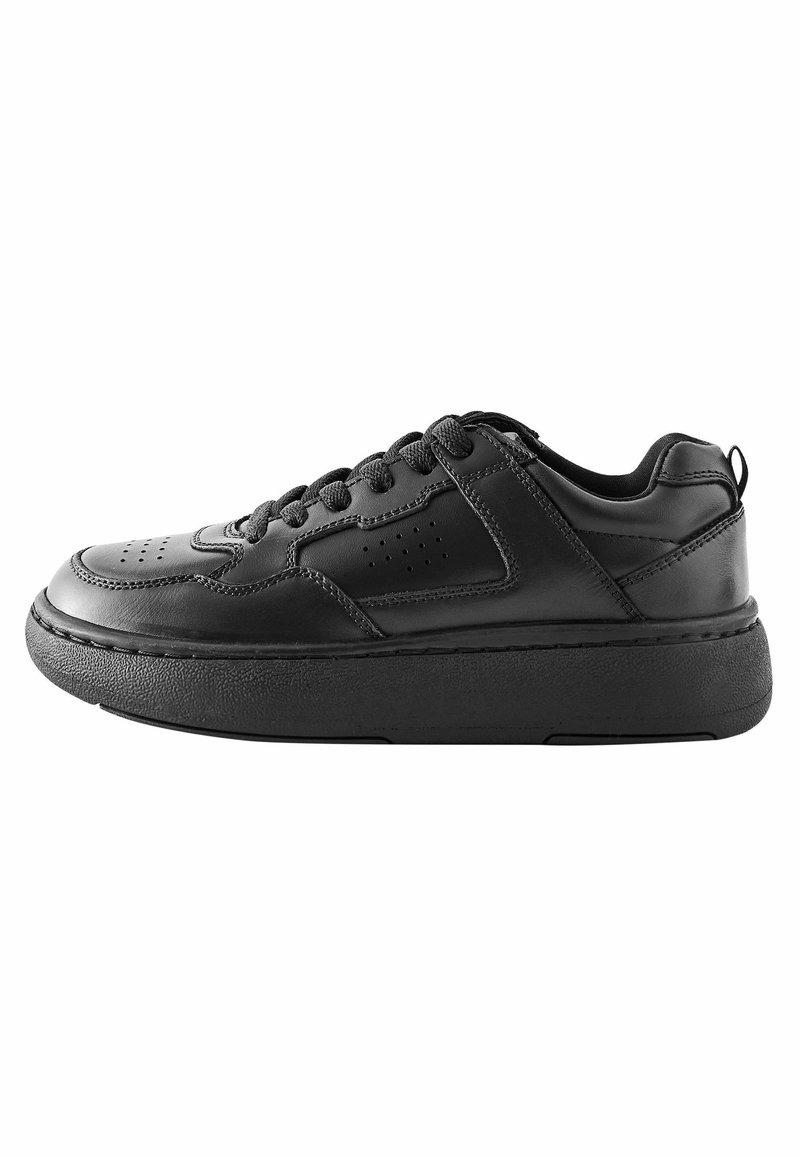 Svarta lädersneakers med rundad tå, strukturerad sula, snörningsdesign, perforerade detaljer och en bakre dragtab för enkel påtagning.