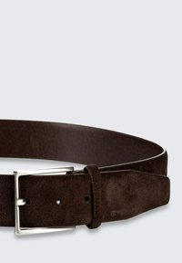 Brauner Veloursledergürtel mit einer silbernen Metallschnalle, zeichnet sich durch eine glatte Textur, mehrere Einstelllöcher und ein sauberes, minimalistisches Design aus.