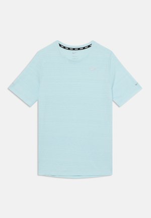 Helles blaues kurzärmliges T-Shirt aus strukturiertem Stoff. Hat ein schwarzes Nike-Logo auf der Brust und einen kontrastierenden Kragen mit Branding.