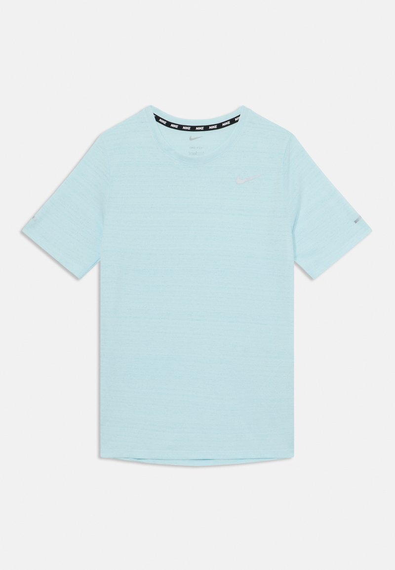 Světle modré tričko s krátkým rukávem vyrobené z texturované látky. Obsahuje černé logo Nike na hrudi a kontrastní límeček s brandingem.