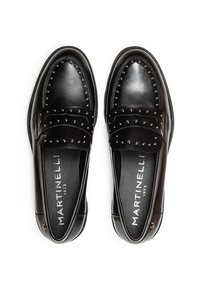 Para czarnych skórzanych loafersów z srebrnymi ćwiekami i napisem "Martinelli 1973" wydrukowanym wewnątrz na białym tle.