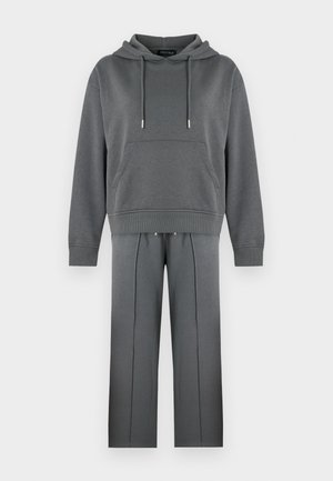 Hall halliga kapuutsiga dressipluus ees tasku ja nöörkinnitustega, sobitatud laiade säärega pükstega, millel on vertikaalsed õmblused. Puuvillasegu kangas.