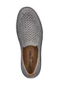 Grauer Slipper mit durchlöchertem Obermaterial, strukturierten Seiten und braunem Fußbett. Verfügt über robuste Nähte und ein rundes Zehendesign.