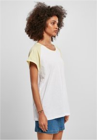 Urban Classics CONTRAST RAGLAN - T-shirts med print - white softyellow