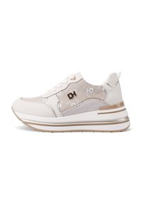 Sneakers da donna con tomaia in pelle bianca, pannello laterale beige testurizzato, dettaglio del logo e suola chunky bianca e oro.