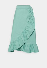 Uma saia envolvente verde menta feita de tecido leve, com uma bainha franzida, fecho lateral por laço e um design drapeado com textura.