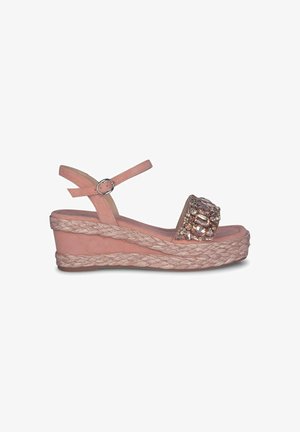 Sandales compensées en suede rose avec une plateforme en jute tressé, dotées d'une lanière ornée de bijoux transparents et d'une boucle ajustable à la cheville.