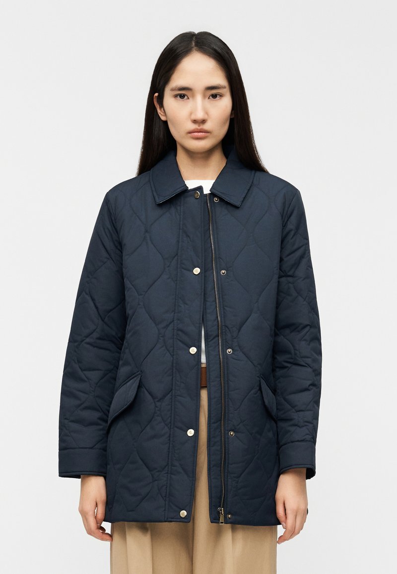 Μπουφάν navy με επένδυση, γιακά, κλείσιμο με κουμπιά και φερμουάρ, πλαϊνές τσέπες και ομαλή υφή.